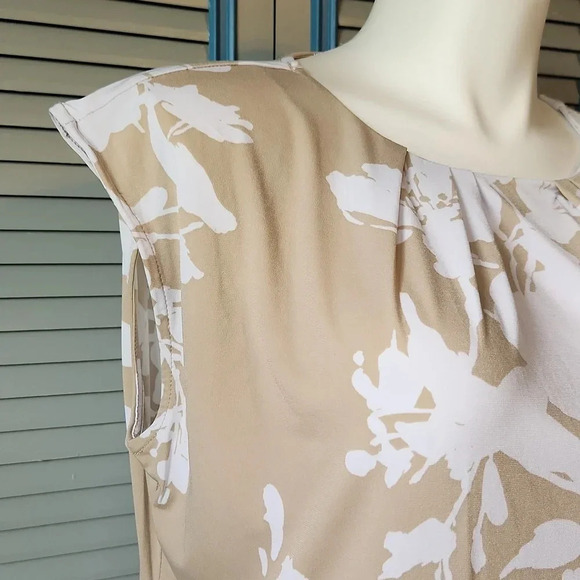 Liz Claiborne Beige and White Floral Top - Picture 5 of 9